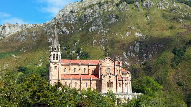 Qué representa la Santina de Covadonga para los asturianos?